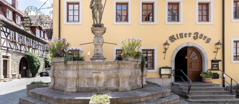 Ritter Jörg Außenansicht mit Statue (2)